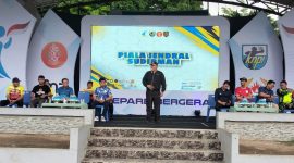 Kepala Dinas Pemuda Olahraga dan Pariwisata (Disporapar) Parepare Iskandar Nusu, memberikan sambutan saat membuka turnamen Piala Jenderal Sudirman Cup di Lapangan Andi Makkasau kota Parepare
