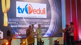 Kepala Dinas Komunikasi dan Informatika Anwar Amir, menerima penghargaan Kategori Program Peduli Siaran Perempuan dan Anak Televisi Terbaik dalam momen penganugerahan KPID Awards 2024 