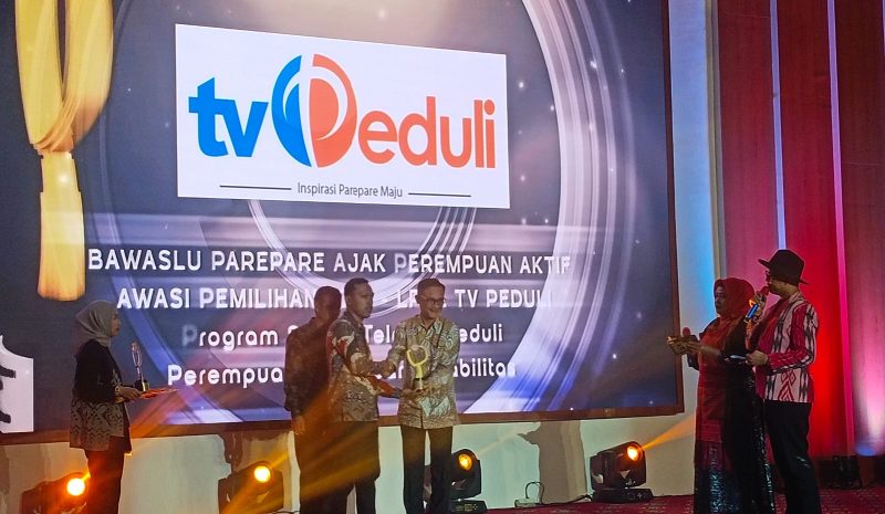 Kepala Dinas Komunikasi dan Informatika Anwar Amir, menerima penghargaan Kategori Program Peduli Siaran Perempuan dan Anak Televisi Terbaik dalam momen penganugerahan KPID Awards 2024 