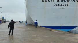 Suasana KM Bukit Siguntang menabrak dermaga pelabuhan Nusantara Parepare, saat hendak menuju Balikpapan, Kaltim
