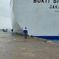 Suasana KM Bukit Siguntang menabrak dermaga pelabuhan Nusantara Parepare, saat hendak menuju Balikpapan, Kaltim
