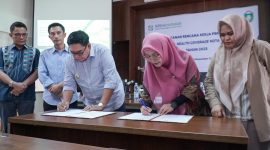 Penjabat (Pj) Wali Kota Parepare, Abdul Hayat Gani, menandatangani Rencana Kerja dengan BPJS Kesehatan untuk mendukung tercapainya Universal Health Coverage (UHC) pada tahun 2025.