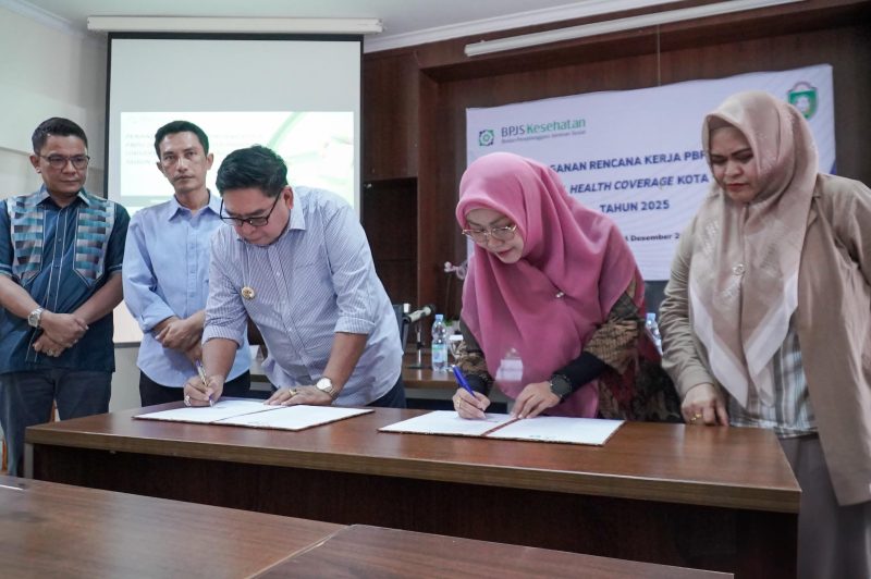 Penjabat (Pj) Wali Kota Parepare, Abdul Hayat Gani, menandatangani Rencana Kerja dengan BPJS Kesehatan untuk mendukung tercapainya Universal Health Coverage (UHC) pada tahun 2025.
