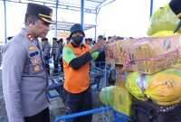 Kapolres Parepare Akbp. Arman Muis berkomunikasi dengan salah satu buruh panggul TKBM  saat memantau pengawasan pengamanan di pelabuhan Nusantara Parepare.