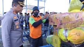Kapolres Parepare Akbp. Arman Muis berkomunikasi dengan salah satu buruh panggul TKBM  saat memantau pengawasan pengamanan di pelabuhan Nusantara Parepare.