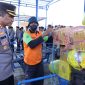 Kapolres Parepare Akbp. Arman Muis berkomunikasi dengan salah satu buruh panggul TKBM  saat memantau pengawasan pengamanan di pelabuhan Nusantara Parepare.