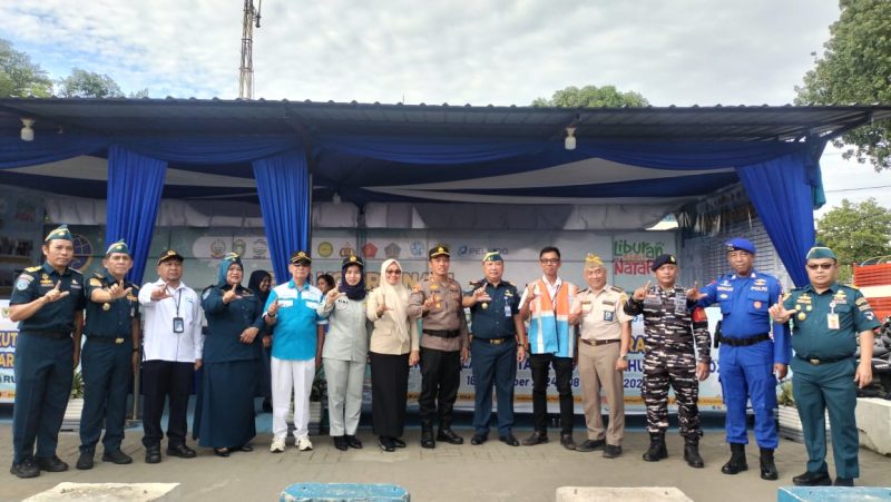 Foto bersama usai pembukaan posko angkutan laut Natal 2024 dan Tahun baru 2025 di pelabuhan nusantara Parepare.