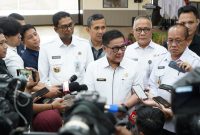 Plt Direktur Jenderal Imigrasi, Saffar Muhammad Godam, saat diwawancarai awak media