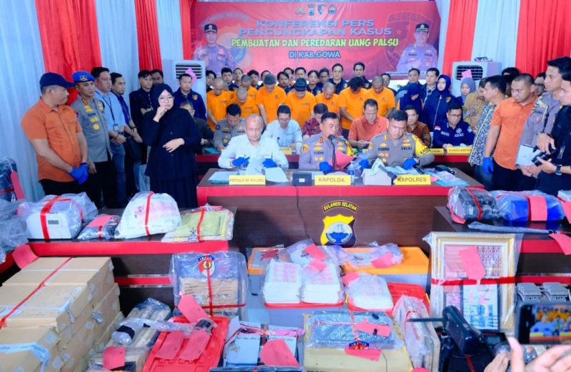 Kepala Kepolisian Daerah (Kapolda) Sulawesi Selatan, Irjen Pol. Yudhiawan, memimpin langsung Press Release terkait pengungkapan kasus pembuatan dan peredaran uang palsu yang terjadi di Kabupaten Gowa. Kegiatan tersebut digelar di Mapolres Gowa pada Kamis,19 Desember 2024