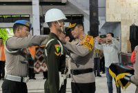 Kapolres Parepare, Abp. Arman Muis, memasangkan pita operasi kepada perwakilan instansi dalam apel gelar operasi Lilin 2024, di Aula Baruga Pratistha Polres Parepare Jl. Andi Mappatola Kelurahan Ujung Baru, Kecamatan Soreang, Kota Parepare, Jumat, 20 Desember 2024