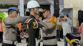 Kapolres Parepare, Abp. Arman Muis, memasangkan pita operasi kepada perwakilan instansi dalam apel gelar operasi Lilin 2024, di Aula Baruga Pratistha Polres Parepare Jl. Andi Mappatola Kelurahan Ujung Baru, Kecamatan Soreang, Kota Parepare, Jumat, 20 Desember 2024