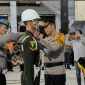 Kapolres Parepare, Abp. Arman Muis, memasangkan pita operasi kepada perwakilan instansi dalam apel gelar operasi Lilin 2024, di Aula Baruga Pratistha Polres Parepare Jl. Andi Mappatola Kelurahan Ujung Baru, Kecamatan Soreang, Kota Parepare, Jumat, 20 Desember 2024