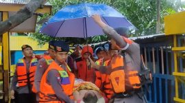 Tim SAR Batalyon B Pelopor Satuan Brimob Polda Sulsel, mengevakuasi warga yang sedang sakit terjebak banjir di rumahnya sendiri