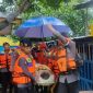 Tim SAR Batalyon B Pelopor Satuan Brimob Polda Sulsel, mengevakuasi warga yang sedang sakit terjebak banjir di rumahnya sendiri