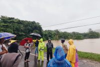 Calon Wali Kota dan Wakil Wali Kota Parepare, Sulawesi selatan terpilih, Tasming Hamid dan Hermanto (TSM-MO), memantau sejumlah titik banjir yang merendam wilayah Kota Parepare, Sabtu, 21 Desember 2024