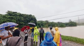 Calon Wali Kota dan Wakil Wali Kota Parepare, Sulawesi selatan terpilih, Tasming Hamid dan Hermanto (TSM-MO), memantau sejumlah titik banjir yang merendam wilayah Kota Parepare, Sabtu, 21 Desember 2024