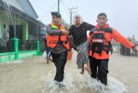 Tim SAR Batalyon B Pelopor Satuan Brimob Polda Sulsel, mengevakuasi warga lansia yang terjebak banjir bandang di kabupaten Barru, Sulawesi selatan
