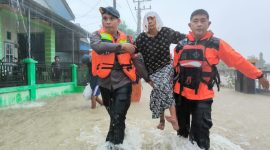 Tim SAR Batalyon B Pelopor Satuan Brimob Polda Sulsel, mengevakuasi warga lansia yang terjebak banjir bandang di kabupaten Barru, Sulawesi selatan
