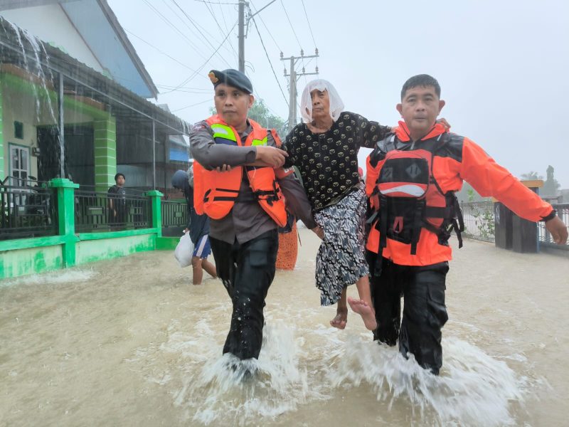 Tim SAR Batalyon B Pelopor Satuan Brimob Polda Sulsel, mengevakuasi warga lansia yang terjebak banjir bandang di kabupaten Barru, Sulawesi selatan