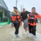Tim SAR Batalyon B Pelopor Satuan Brimob Polda Sulsel, mengevakuasi warga lansia yang terjebak banjir bandang di kabupaten Barru, Sulawesi selatan