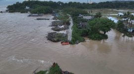 Kondisi jembatan putus di Pudee akibat tersapu arus banjir di Barru, Sabtu 21 Desember 2024