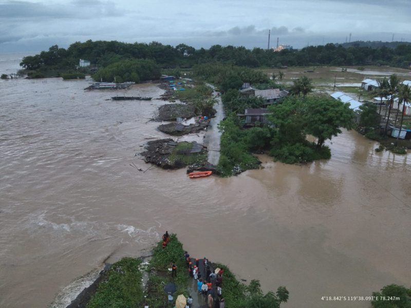 Kondisi jembatan putus di Pudee akibat tersapu arus banjir di Barru, Sabtu 21 Desember 2024