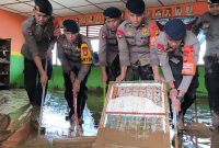 Tim SAR Batalyon B Pelopor Satuan Brimob Polda Sulawesi Selatan bergerak cepat melaksanakan aksi tanggap darurat dengan melakukan pembersihan di SD Negeri 194 Kabupaten Barru yang terdampak banjir