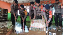 Tim SAR Batalyon B Pelopor Satuan Brimob Polda Sulawesi Selatan bergerak cepat melaksanakan aksi tanggap darurat dengan melakukan pembersihan di SD Negeri 194 Kabupaten Barru yang terdampak banjir