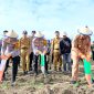Kapolda Sulawesi Selatan, Irjen Pol. Yudhiawan, melakukan peninjauan lahan produktif dan penanaman bibit jagung di Desa Bolli, Kecamatan Ponre, Kabupaten Bone, Sulawesi selatan.