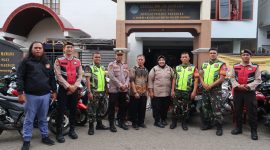 Aparat TNI-POLRI saat melakukan pengamanan ibadah di salah satu gereja di kota Parepare dalam rangka perayaan Natal