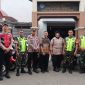Aparat TNI-POLRI saat melakukan pengamanan ibadah di salah satu gereja di kota Parepare dalam rangka perayaan Natal