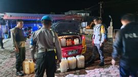 Polisi mengamankan ratusan liter minuman tradisional jenis tuak (Ballo) hasil  sitaan Operasi Cipta Kondisi, diamankan di Mapolsek Soreang Polres Parepare