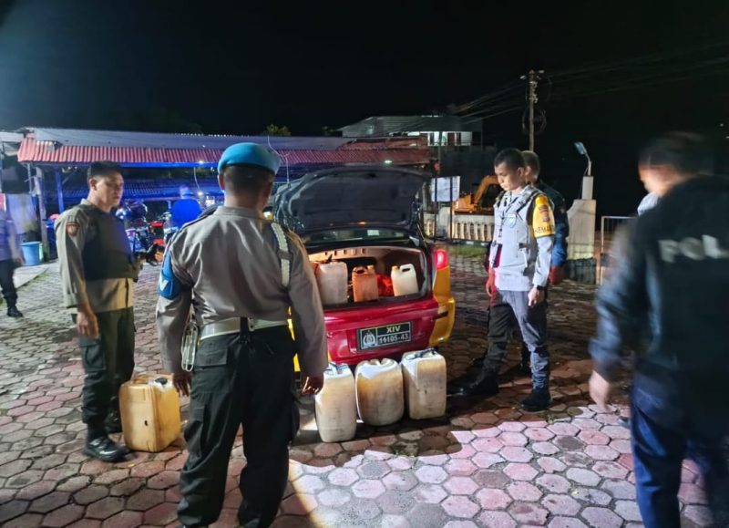Polisi mengamankan ratusan liter minuman tradisional jenis tuak (Ballo) hasil  sitaan Operasi Cipta Kondisi, diamankan di Mapolsek Soreang Polres Parepare