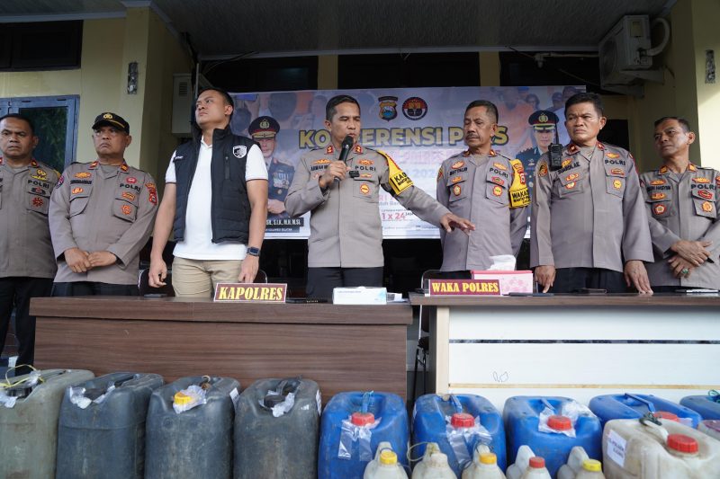 Kapolres Parepare Akbp. Arman Muis saat memimpin konferensi pers capaian kinerja tahun 2024 di halaman kantor Mapolres Parepare