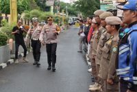 Kapolres Parepare AKBP Arman Muis, melakukan pengecekan personel dalam rangka apel kesiapan pengamanan malam pergantian tahun 2024-2025 di halaman Mapolres Parepare