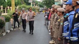 Kapolres Parepare AKBP Arman Muis, melakukan pengecekan personel dalam rangka apel kesiapan pengamanan malam pergantian tahun 2024-2025 di halaman Mapolres Parepare