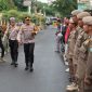 Kapolres Parepare AKBP Arman Muis, melakukan pengecekan personel dalam rangka apel kesiapan pengamanan malam pergantian tahun 2024-2025 di halaman Mapolres Parepare