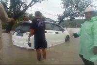 Konddisi jalan trans Sulawesi Makassar-Barru terendam banjir, kendaraan ekstra hati-hati untuk melintas