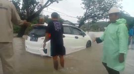 Konddisi jalan trans Sulawesi Makassar-Barru terendam banjir, kendaraan ekstra hati-hati untuk melintas