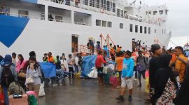 Suasana penumpang turun di pelabuhan nusantara Parepare, jelang libur Nataru
