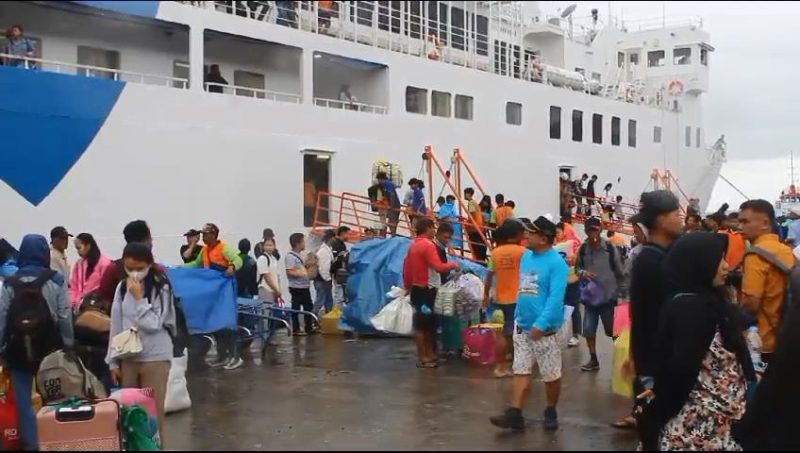 Suasana penumpang turun di pelabuhan nusantara Parepare, jelang libur Nataru