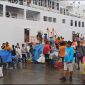 Suasana penumpang turun di pelabuhan nusantara Parepare, jelang libur Nataru