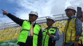 Anggota komisi II DPR RI, Taufan Pawe, menunjuk ke arah salah satu tempat saat melakukan kunjungan di stadion GBH Parepare