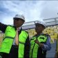 Anggota komisi II DPR RI, Taufan Pawe, menunjuk ke arah salah satu tempat saat melakukan kunjungan di stadion GBH Parepare