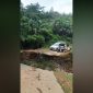 Warga berusaha menggotong salah satu pasien yang akan dirujuk ke rumah sakit di kabupaten Barru, melalui jalan amblas di kecamatan Pujananting