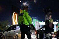 Terlihat aparat Satlantas Polres Parepare, saat melakukan pengaturan lalul lintas pada malam pergantian tahun baru di pelataran monumen patung cinta Habibie dan Ainun