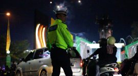 Terlihat aparat Satlantas Polres Parepare, saat melakukan pengaturan lalul lintas pada malam pergantian tahun baru di pelataran monumen patung cinta Habibie dan Ainun