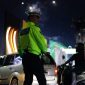 Terlihat aparat Satlantas Polres Parepare, saat melakukan pengaturan lalul lintas pada malam pergantian tahun baru di pelataran monumen patung cinta Habibie dan Ainun