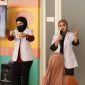 Dokter sedang memberikan edukasi kesehatan tentang perawatan gigi dan mulut bagi ibu hamil dan anak-anak.
