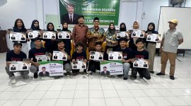 Foto bersama penyerahan bantuan beasiswa aspirasi kepada 15 penerima mahasiswa IAS Parepare, dilakukan oleh anggota komisi X DPR RI Andi Muawiyah Ramly 
